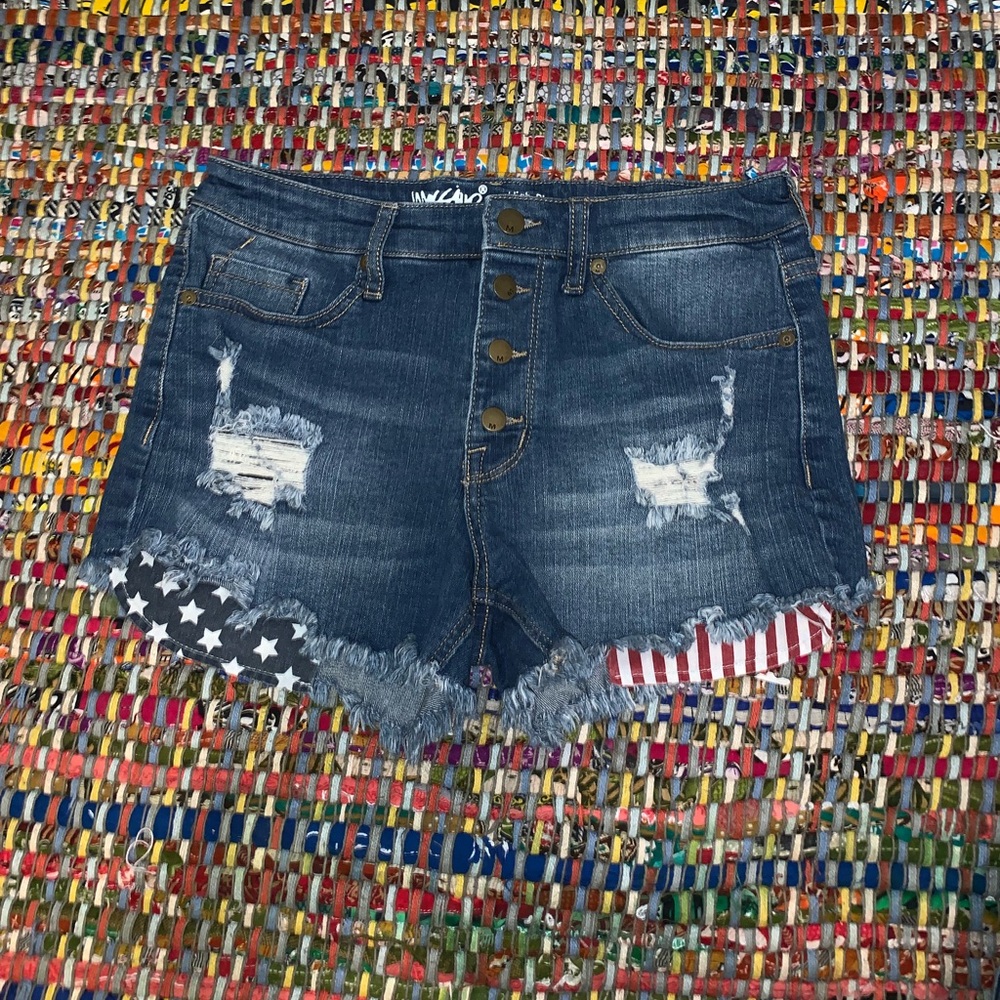 Decorative pocket jean shorts
